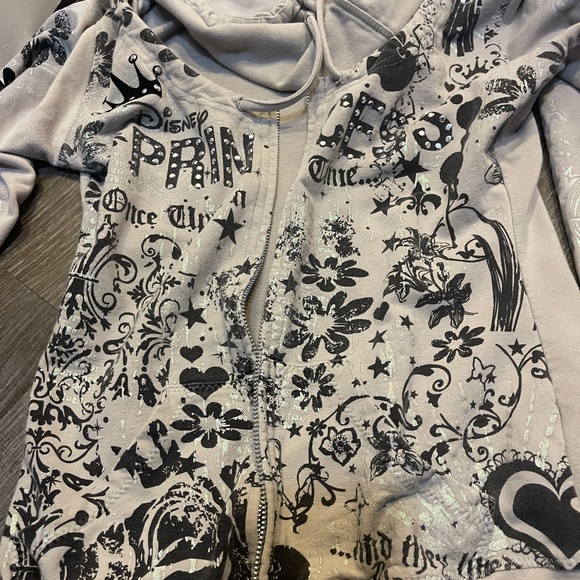 Excellent used condition disneyland sweater - Picture 1 of 5